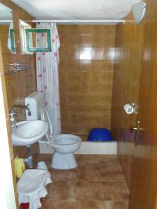 W łazience znajduje się toaleta, umywalka i prysznic. w obiekcie Holiday house with a parking space Bol, Brac - 12604 w Bol