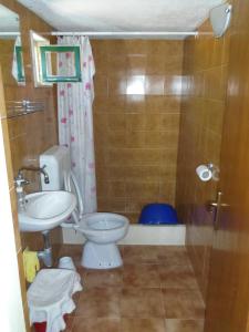 ein Badezimmer mit Toilette, Waschbecken und Dusche in der Unterkunft Holiday house with a parking space Bol, Brac - 12604 in Bol