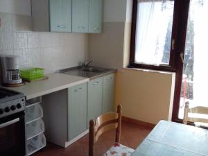 Kuchyňa alebo kuchynka v ubytovaní Apartment Cres 12609a