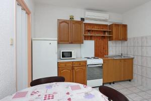 Kuchyň nebo kuchyňský kout v ubytování Apartment Crikvenica 12592c
