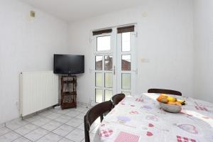 TV a/nebo společenská místnost v ubytování Apartment Crikvenica 12592c