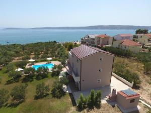 Apgyvendinimo įstaigos Family friendly apartments with a swimming pool Kastel Stafilic, Kastela - 12627 vaizdas iš viršaus