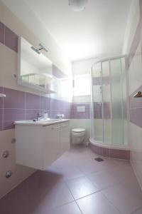 Vonios kambarys apgyvendinimo įstaigoje Family friendly apartments with a swimming pool Kastel Stafilic, Kastela - 12627