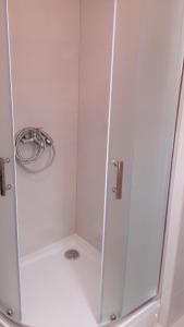 een badkamer met een douche en een glazen deur bij Apartments with a parking space Vinisce, Trogir - 12637 in Vinišće