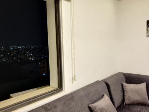 un sofá en una habitación con ventana en 44m luxury room near downtown and all services en Amán
