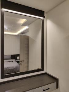 1 dormitorio con espejo grande en la pared en 44m luxury room near downtown and all services en Amán