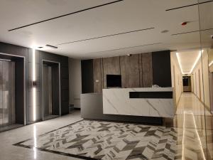 vestíbulo de oficina con recepción y suelo de mármol en 44m luxury room near downtown and all services en Amán