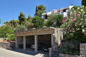 Το κτήριο όπου στεγάζεται  το διαμέρισμα