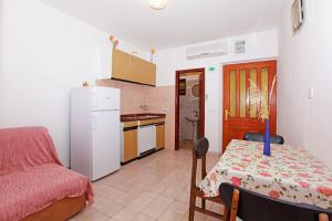 Η κουζίνα ή μικρή κουζίνα στο Apartments by the sea Prizba, Korcula - 12648 +26 φωτογραφίες