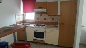 Kuchnia lub aneks kuchenny w obiekcie Apartments by the sea Novalja, Pag - 12413