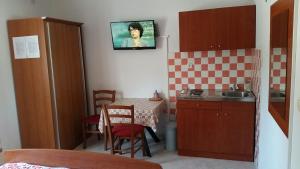 Kuchnia lub aneks kuchenny w obiekcie Apartments by the sea Novalja, Pag - 12413