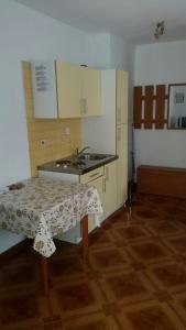 Kuchnia lub aneks kuchenny w obiekcie Apartments by the sea Novalja, Pag - 12413