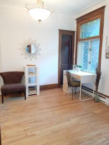 Χώρος καθιστικού στο BIG 3BR appartment at Olympic Stadium at PIE-IX Metro station +3 φωτογραφίες