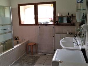 La salle de bains est pourvue d'une baignoire, d'un lavabo et d'une baignoire. dans l'établissement Lorraine country house near Lake Madine, Lahayville, à Lahayville