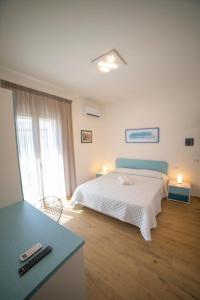 ein Schlafzimmer mit einem Bett und einem Schreibtisch in einem Zimmer in der Unterkunft Medoro Camere Milazzo in Milazzo