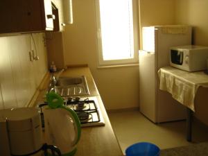 Virtuvė arba virtuvėlė apgyvendinimo įstaigoje Apartments with a parking space Kastel Stari, Kastela - 12691