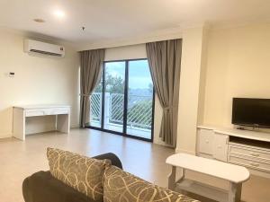 Televisyen dan/atau pusat hiburan di SWISS AVENUE HOTEL