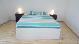 Posteľ alebo postele v izbe v ubytovaní Apartments by the sea Murter - 12716