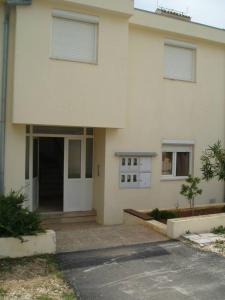 Zdjęcie z galerii obiektu Apartments with a parking space Petrcane, Zadar - 12741 w Petrčane