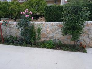 Vonkajšia záhrada v ubytovaní Apartments with a parking space Trogir - 12695