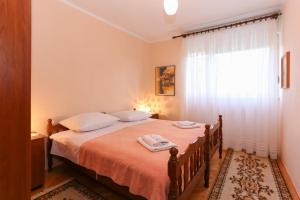 Posteľ alebo postele v izbe v ubytovaní Apartments with a parking space Trogir - 12695