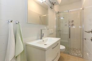 Kúpeľňa v ubytovaní Apartments with a parking space Trogir - 12695