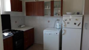 eine Küche mit einem weißen Kühlschrank und einem Herd in der Unterkunft Apartments with a parking space Savar, Dugi otok - 12762 in Brbinj