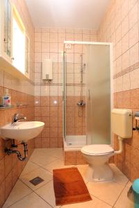 ein Bad mit einer Dusche, einem WC und einem Waschbecken in der Unterkunft Apartments with a parking space Seget Vranjica, Trogir - 12760 in Donji Seget