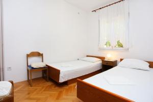 Pokój z 2 łóżkami i oknem w obiekcie Apartments with a parking space Seget Vranjica, Trogir - 12760 w mieście Donji Seget