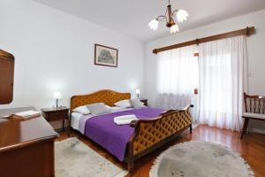 Postel nebo postele na pokoji v ubytování Apartments with parking spaces Drnis, Zagora - 12769