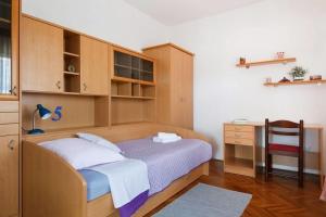 Postel nebo postele na pokoji v ubytování Apartments with parking spaces Drnis, Zagora - 12769