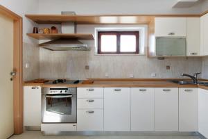 Kuchyň nebo kuchyňský kout v ubytování Apartments with parking spaces Drnis, Zagora - 12769