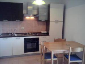 Kuchyňa alebo kuchynka v ubytovaní Apartment Sumartin 11658b