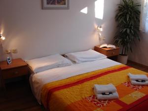 Fotografie z fotogalerie ubytování Family friendly apartments with a swimming pool Pag - 12795 v destinaci Pag