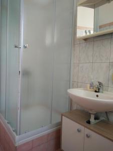 Fotografie z fotogalerie ubytování Family friendly apartments with a swimming pool Pag - 12795 v destinaci Pag