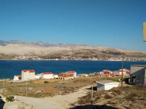 Fotografie z fotogalerie ubytování Family friendly apartments with a swimming pool Pag - 12795 v destinaci Pag