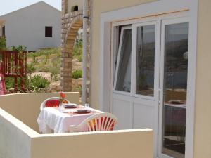 Fotografie z fotogalerie ubytování Family friendly apartments with a swimming pool Pag - 12795 v destinaci Pag