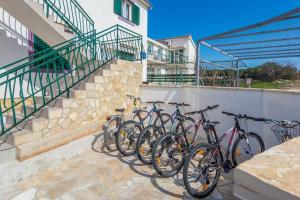 eine Reihe von Fahrrädern, die neben einem Gebäude geparkt sind in der Unterkunft Apartments with a parking space Biograd na Moru, Biograd - 12796 in Biograd na Moru