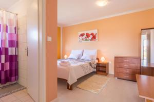 ein Schlafzimmer mit einem Bett und einer Dusche in der Unterkunft Apartments with a parking space Biograd na Moru, Biograd - 12796 in Biograd na Moru