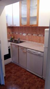 eine kleine Küche mit Spüle und Kühlschrank in der Unterkunft Apartments for families with children Stivan, Cres - 12804 in Martinšćica