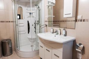 Koupelna v ubytování Apartments by the sea Duboka, Neretva Delta - Usce Neretve - 12842