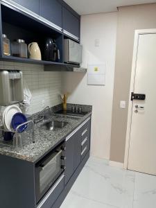 - une cuisine avec un évier et un comptoir dans l'établissement Apartamento inteiro em Sky Pauliceia, à São Paulo