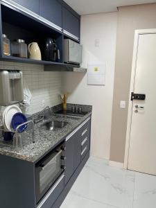 a kitchen with a sink and a counter top at Apartamento inteiro em Sky Pauliceia in Sao Paulo