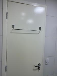 een douchedeur met een handdoekenrek in de badkamer bij Apartamento inteiro em Sky Pauliceia in Sao Paulo