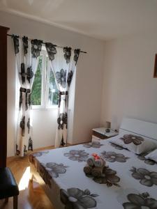 1 dormitorio con 2 camas y ventana en Apartments with a parking space Mocici, Dubrovnik - 12856 en Čilipi