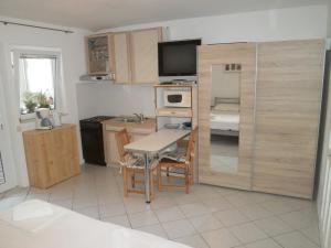 Kuchyňa alebo kuchynka v ubytovaní Apartments with a parking space Nin, Zadar - 12864