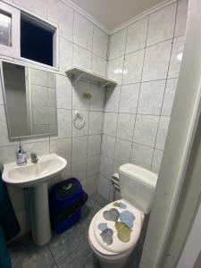 Habitaciones en pensión en centro de Iquique في إكيكي: حمام مع مرحاض ومغسلة