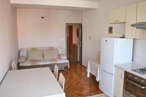 cocina y sala de estar con nevera blanca en Apartment Bilo 12868b en Primošten