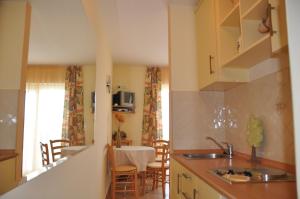 Η κουζίνα ή μικρή κουζίνα στο Apartments with a parking space Omisalj, Krk - 12793