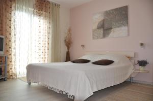 Ένα ή περισσότερα κρεβάτια σε δωμάτιο στο Apartments with a parking space Omisalj, Krk - 12793